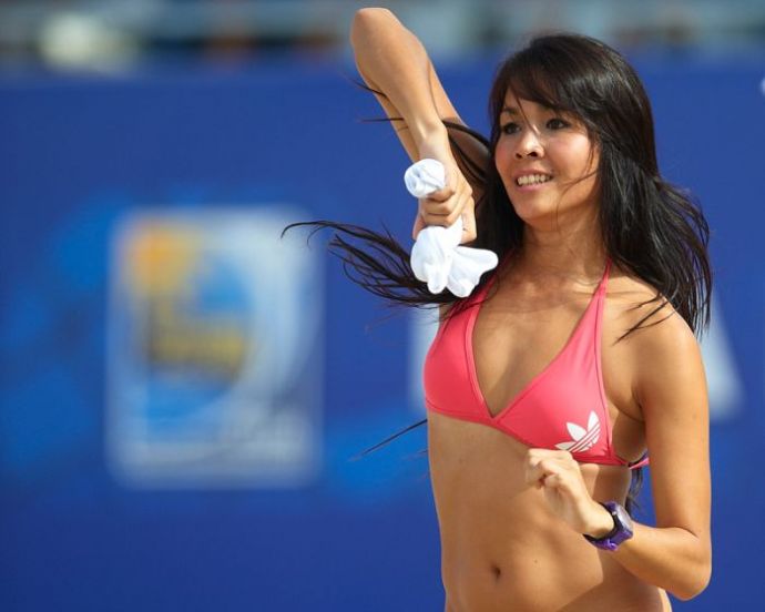 Симпатичные девушки и пляжный волейбол