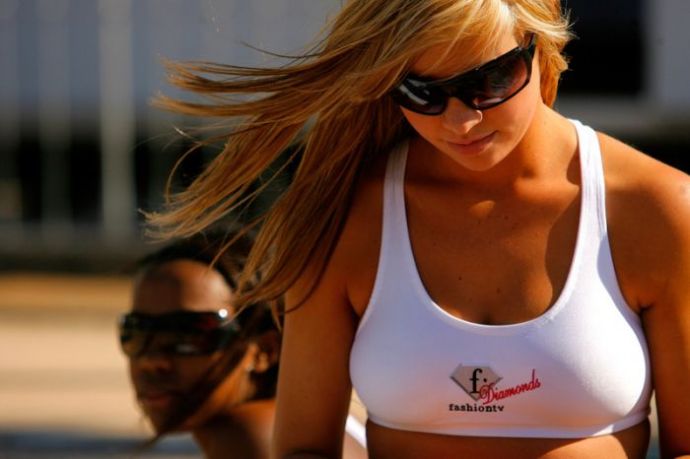 Симпатичные девушки и пляжный волейбол