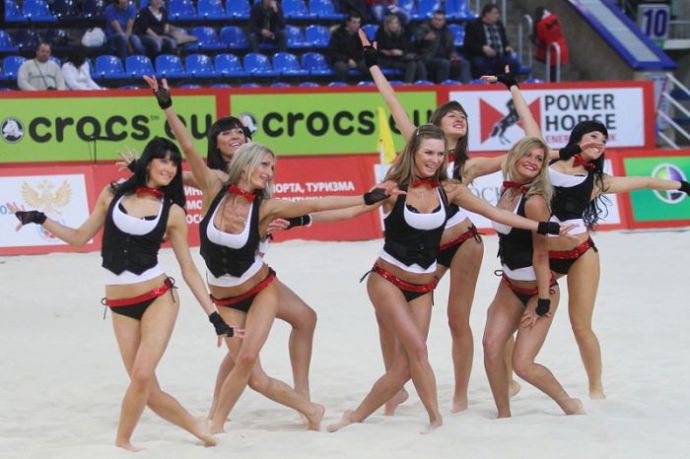 Симпатичные девушки и пляжный волейбол