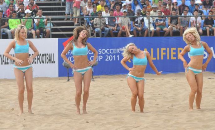 Симпатичные девушки и пляжный волейбол