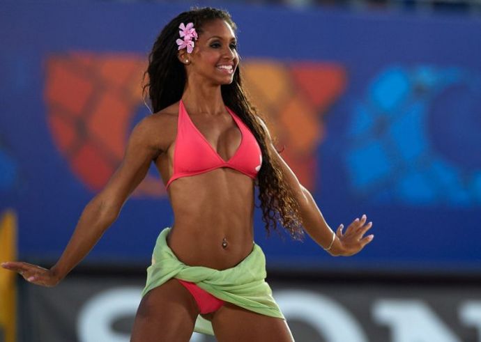 Симпатичные девушки и пляжный волейбол