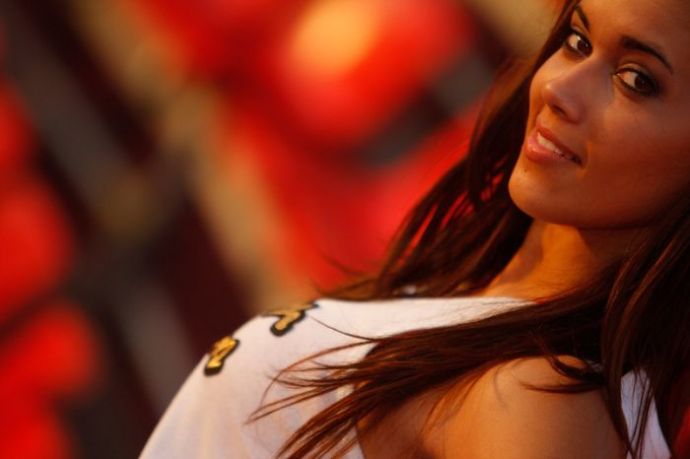 Симпатичные девушки и пляжный волейбол