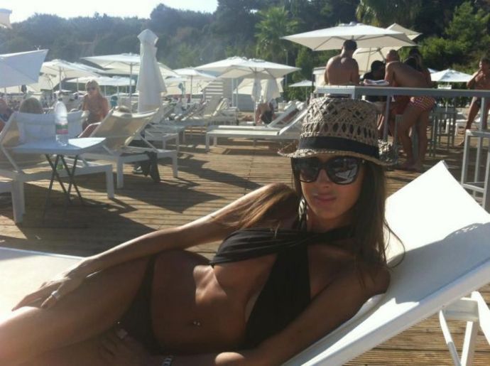 Симпатичные девушки отдыхают на пляже