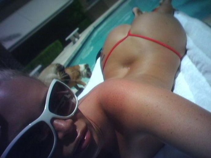 Симпатичные девушки отдыхают на пляже