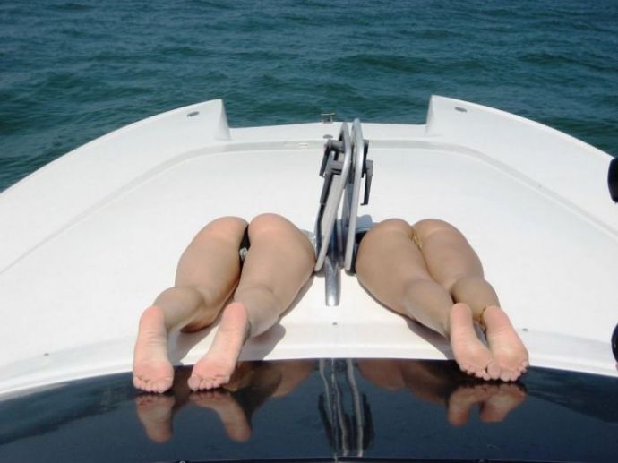 Симпатичные девушки отдыхают на пляже