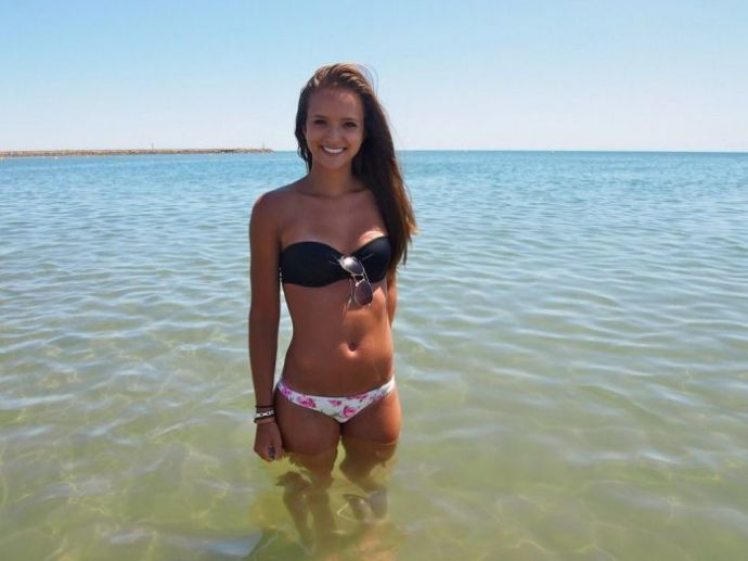 Симпатичные девушки отдыхают на пляже