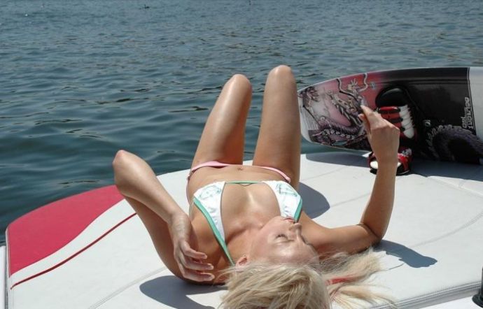 Симпатичные девушки отдыхают на пляже