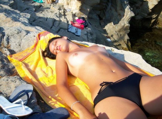 Симпатичные девушки отдыхают на пляже