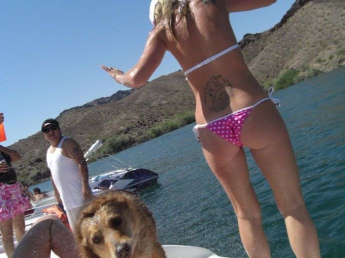 Симпатичные девушки отдыхают на пляже