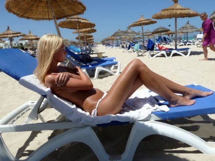 Симпатичные девушки отдыхают на пляже