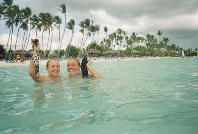 Симпатичные девушки отдыхают на пляже