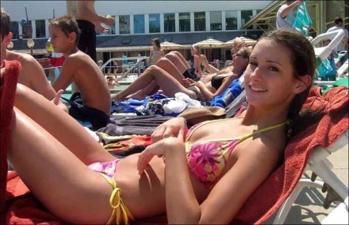 Симпатичные девушки загорают