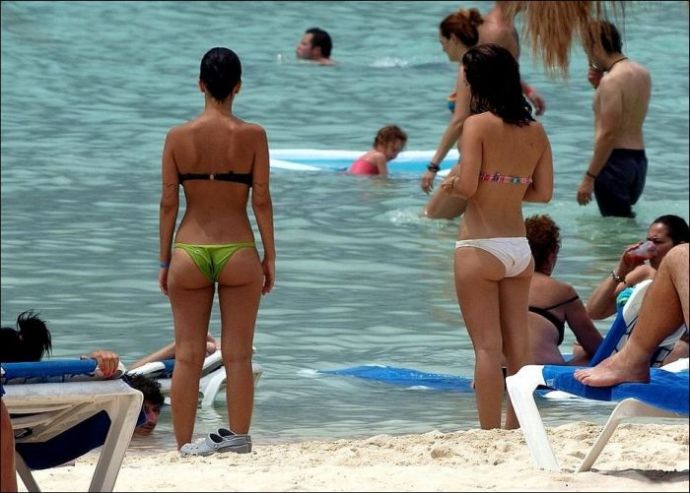 Симпатичные девушки загорают