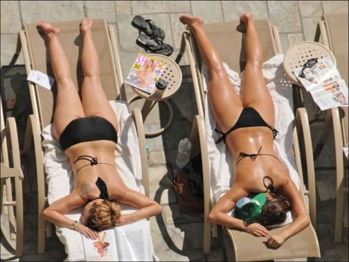 Симпатичные девушки загорают