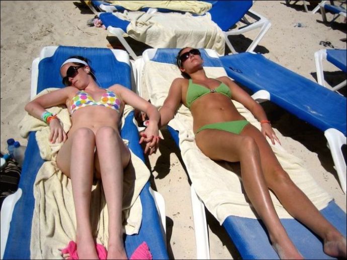 Симпатичные девушки загорают