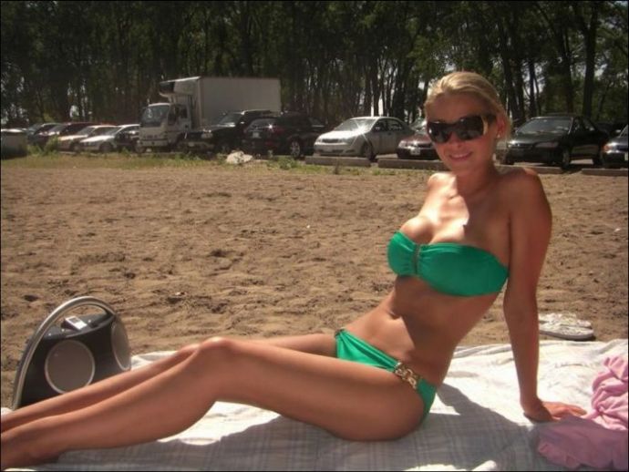 Симпатичные девушки загорают