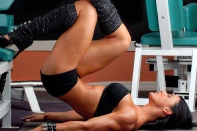 Стройные девушки с кубиками на животе