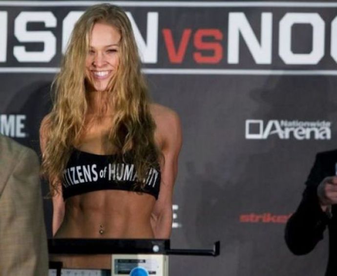 Стройные девушки с кубиками на животе