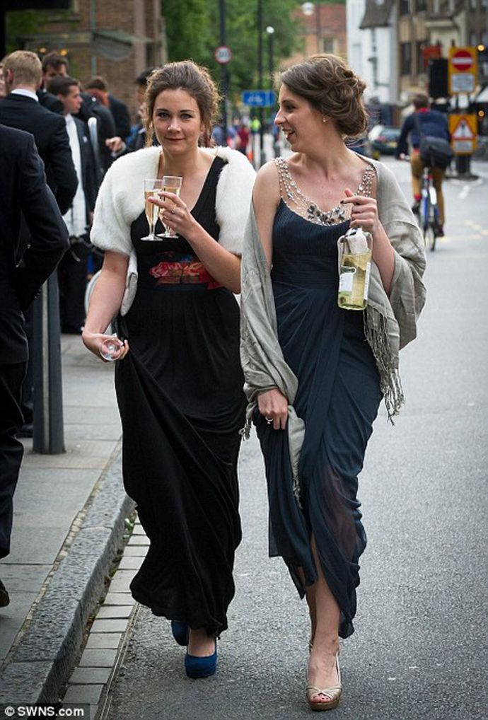 Студенты Кембриджского университета отметили окончание сессии