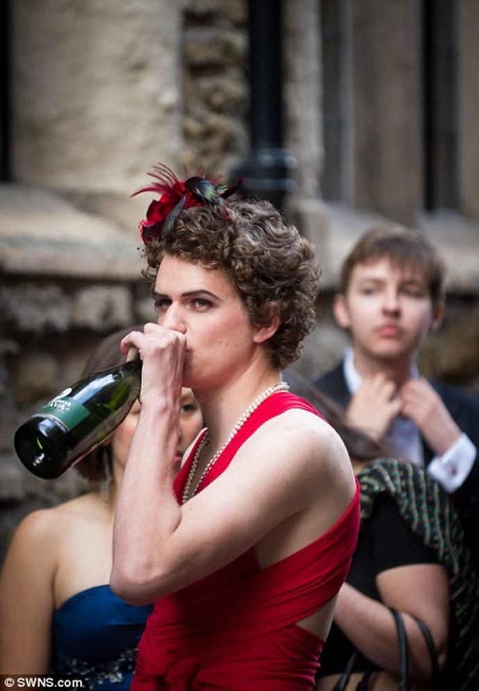 Студенты Кембриджского университета отметили окончание сессии