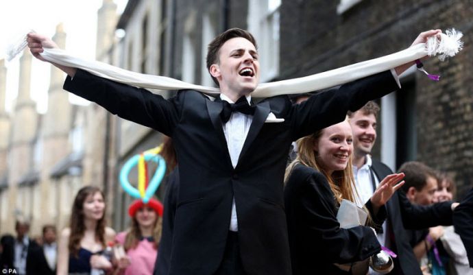 Студенты Кембриджского университета отметили окончание сессии