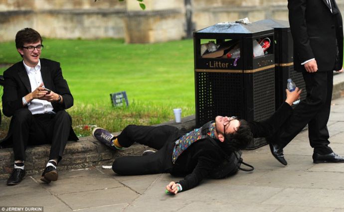 Студенты Кембриджского университета отметили окончание сессии