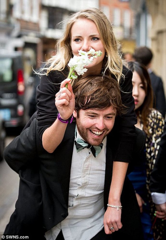 Студенты Кембриджского университета отметили окончание сессии