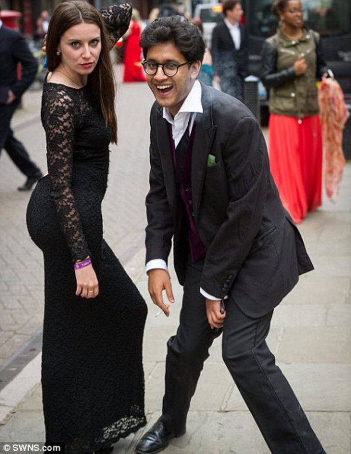 Студенты Кембриджского университета отметили окончание сессии