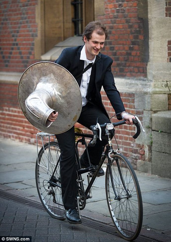 Студенты Кембриджского университета отметили окончание сессии