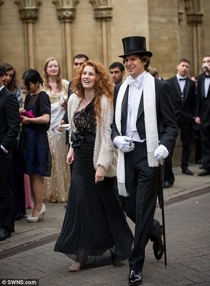 Студенты Кембриджского университета отметили окончание сессии