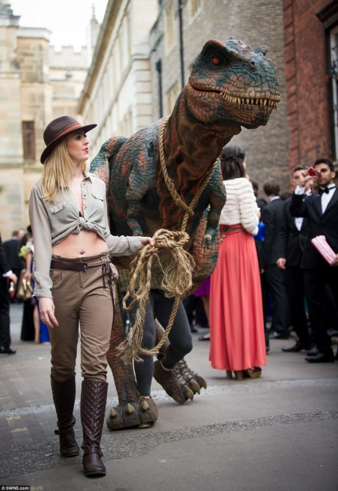 Студенты Кембриджского университета отметили окончание сессии