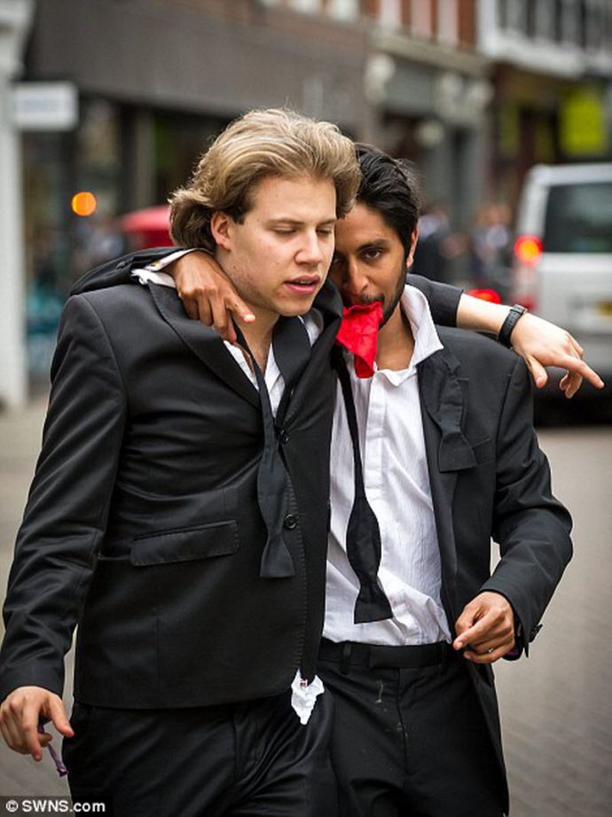 Студенты Кембриджского университета отметили окончание сессии