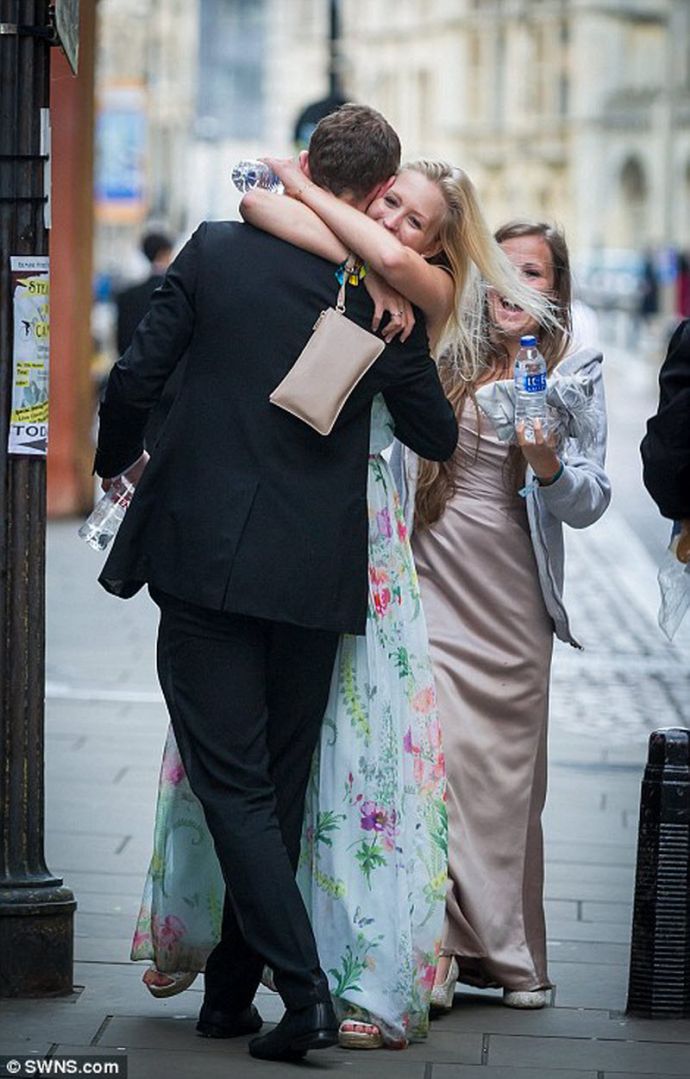 Студенты Кембриджского университета отметили окончание сессии