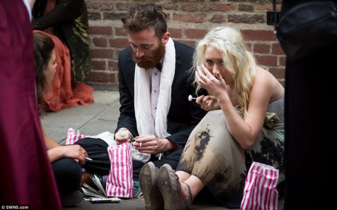 Студенты Кембриджского университета отметили окончание сессии