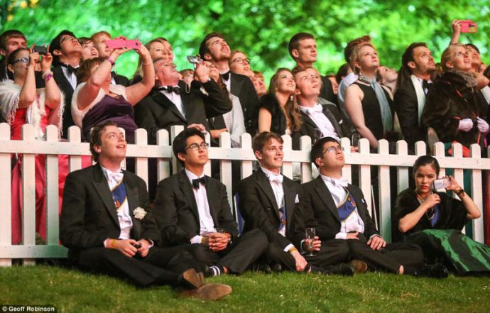 Студенты Кембриджского университета отметили окончание сессии