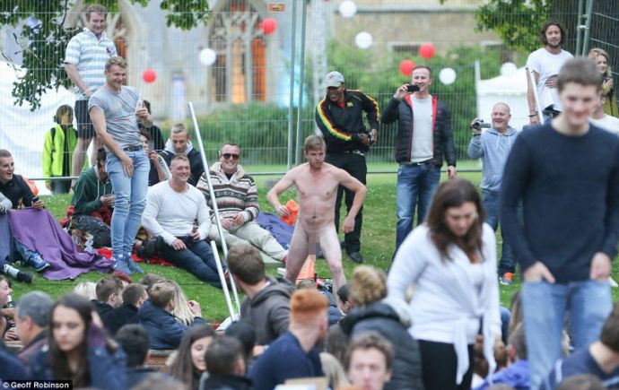 Студенты Кембриджского университета отметили окончание сессии