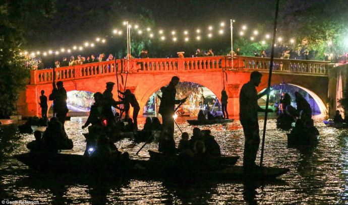 Студенты Кембриджского университета отметили окончание сессии