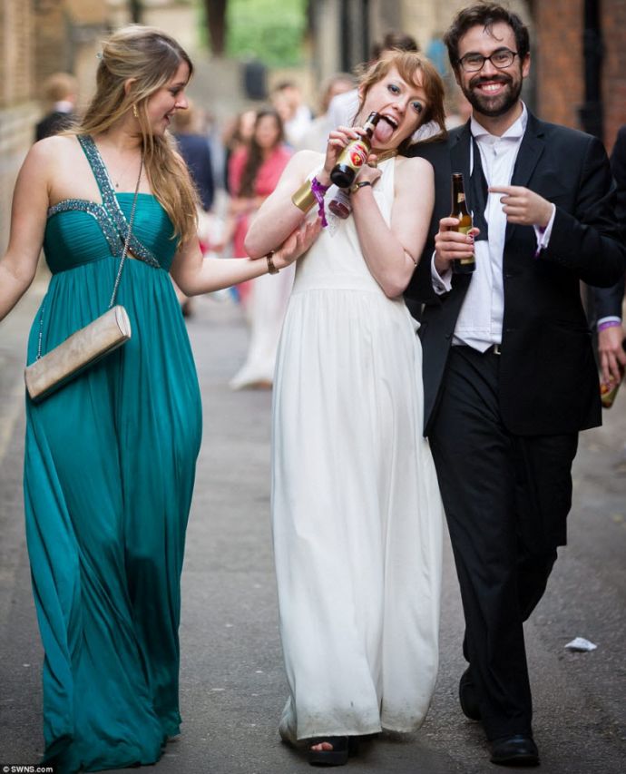 Студенты Кембриджского университета отметили окончание сессии