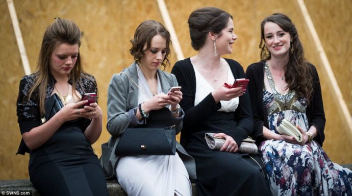 Студенты Кембриджского университета отметили окончание сессии