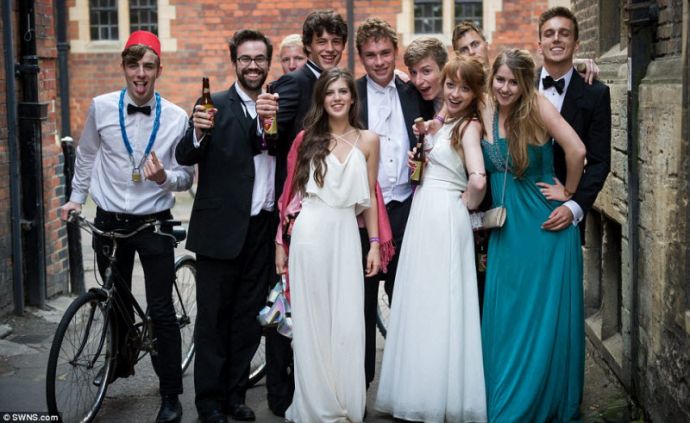 Студенты Кембриджского университета отметили окончание сессии