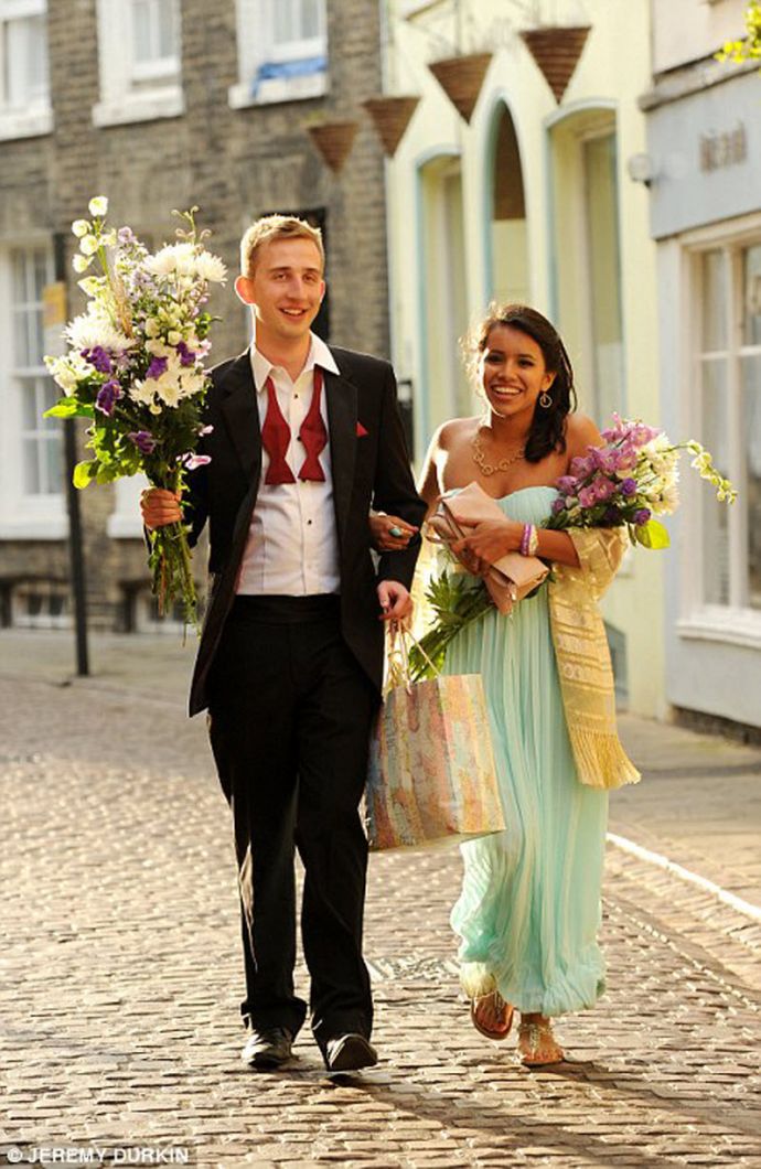 Студенты Кембриджского университета отметили окончание сессии