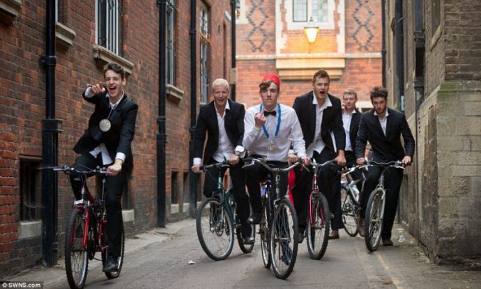 Студенты Кембриджского университета отметили окончание сессии