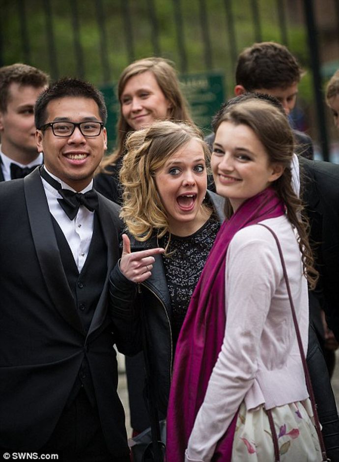 Студенты Кембриджского университета отметили окончание сессии