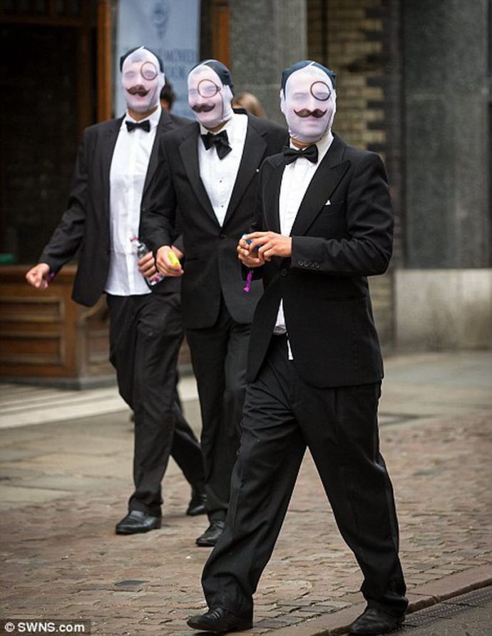 Студенты Кембриджского университета отметили окончание сессии