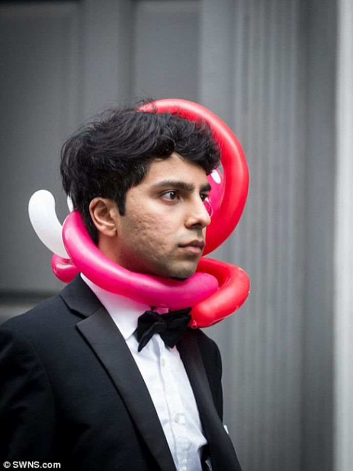 Студенты Кембриджского университета отметили окончание сессии