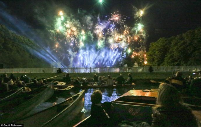 Студенты Кембриджского университета отметили окончание сессии