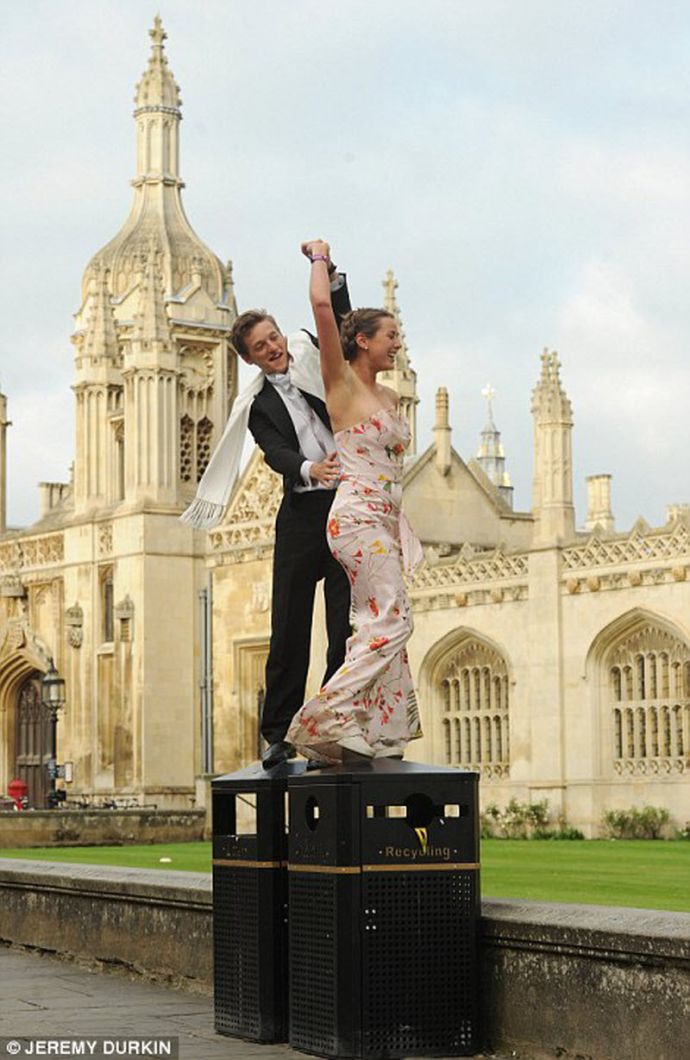 Студенты Кембриджского университета отметили окончание сессии