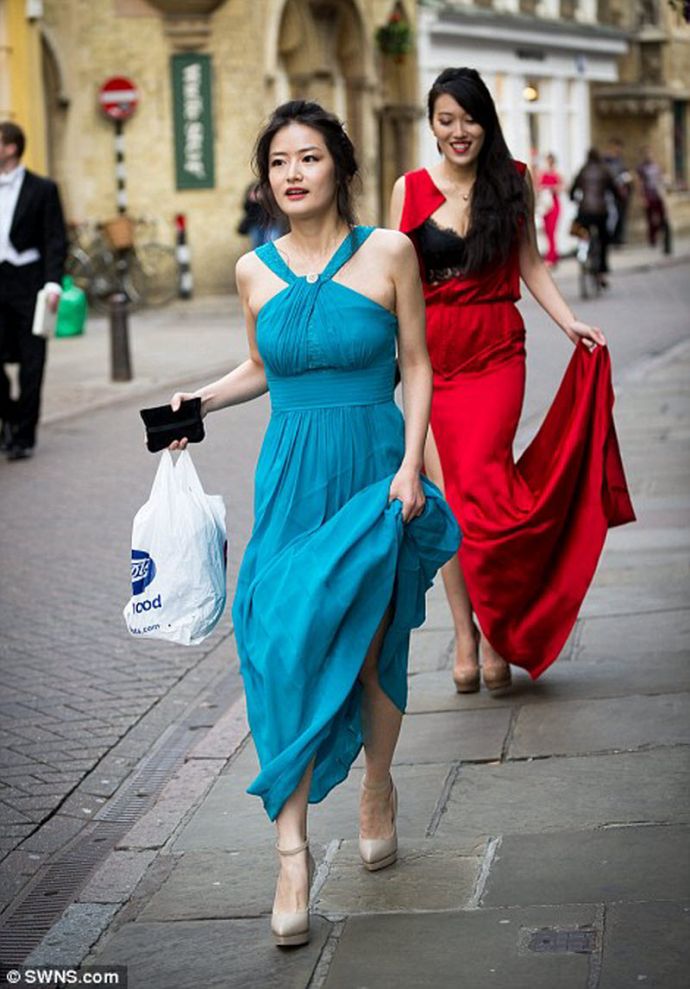 Студенты Кембриджского университета отметили окончание сессии