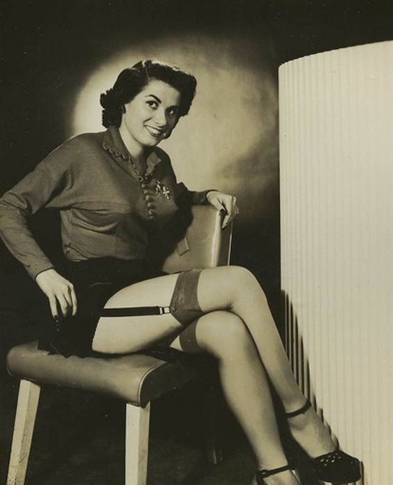 Женские чулочки и нижнее белье середины прошлого века Женские чулочки и нижнее белье середины прошлого века