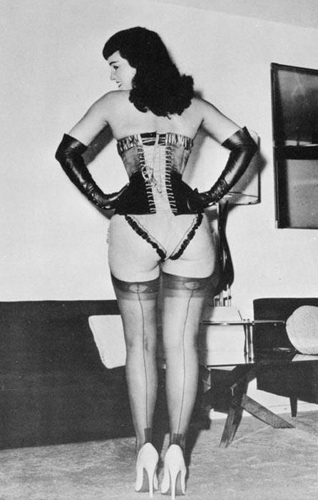 Женские чулочки и нижнее белье середины прошлого века Женские чулочки и нижнее белье середины прошлого века